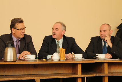 – Naszym zadaniem jest zrobić wszystko, aby mieszkańcom było lżej w załatwianiu wszelkich spraw. Projekt rozporządzenia ministra sprawiedliwości sprawi, że będzie dokładnie na odwrót. Dlatego uważam, że nasza decyzja powinna być jednogłośna – mówił radny Deja.